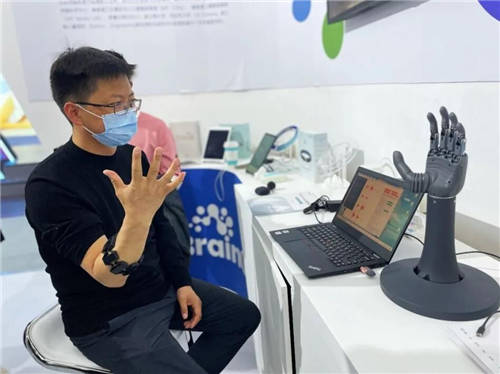 BrainCo攜腦機接口技術產品赴云棲大會，點亮新時代智慧生活
