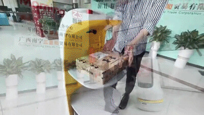 普渡機(jī)器人亮相廣西母嬰融合發(fā)展峰會(huì)，共謀母嬰行業(yè)發(fā)展新生態(tài)