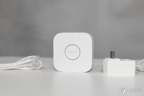 飛利浦 Hue 電競桌面：聲光同步！氛圍感拉滿！
