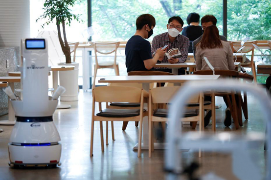 攜帶滾燙食物穿梭餐廳，送餐機(jī)器人解決韓餐廳頭疼難題