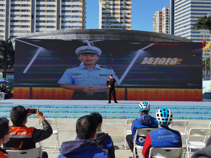 深圳舉辦“全國交通安全日”主題活動，貨拉拉司機代表上臺演唱原創(chuàng)歌曲