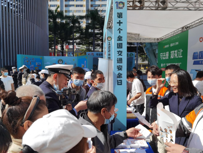 深圳舉辦“全國交通安全日”主題活動，貨拉拉司機代表上臺演唱原創(chuàng)歌曲