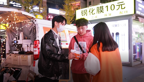 貨拉拉竟然可以這么潮！流動咖啡車引發(fā)路人打卡拍照