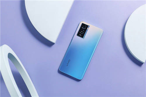 1399元起，vivo Y55s憑6000mAh大電池成新續(xù)航標(biāo)桿