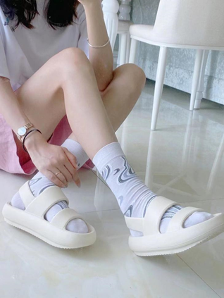 8分以上的街拍穿搭，一定離不開這雙優(yōu)調(diào)917涼拖！