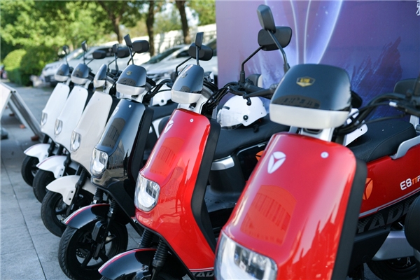 挑戰(zhàn)不可能，雅迪石墨烯電池讓電動(dòng)車在冬天也能疾馳如飛