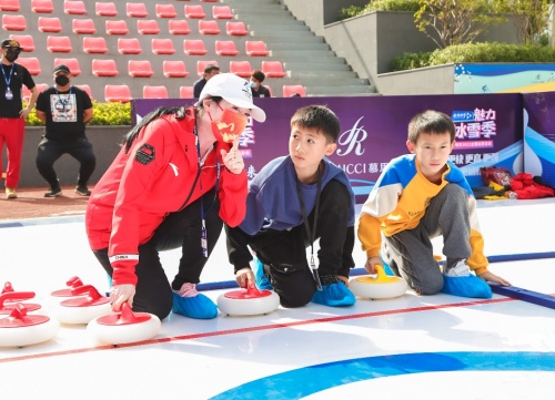 讓冰雪釋放暖能量 中國(guó)下一代教育基金會(huì)青少年冰雪運(yùn)動(dòng)訓(xùn)練營(yíng)在慕思“冰”工廠開(kāi)啟