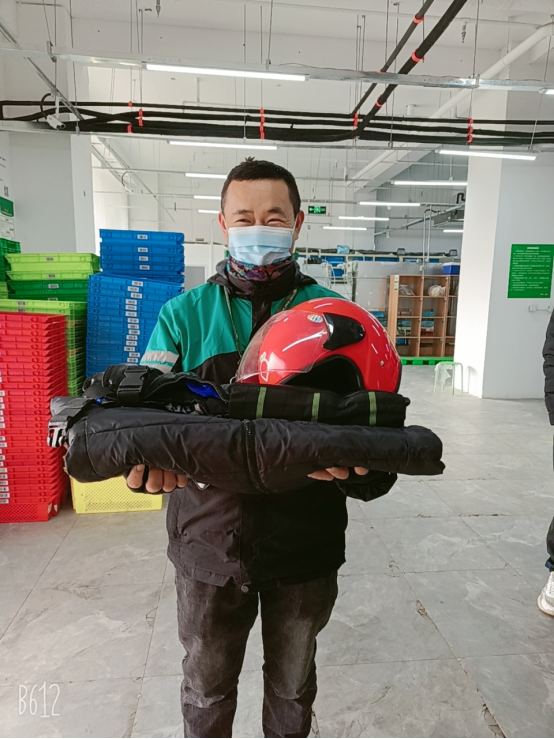 北京降雪  叮咚買(mǎi)菜為小哥準(zhǔn)備保暖衣物、紅糖姜茶等全套防寒物資