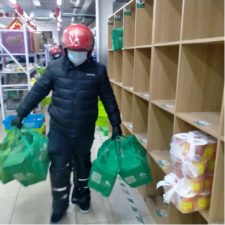 北京降雪  叮咚買(mǎi)菜為小哥準(zhǔn)備保暖衣物、紅糖姜茶等全套防寒物資