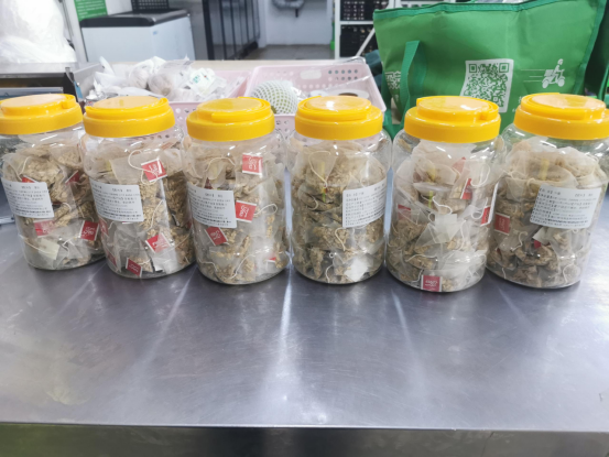 北京降雪  叮咚買(mǎi)菜為小哥準(zhǔn)備保暖衣物、紅糖姜茶等全套防寒物資