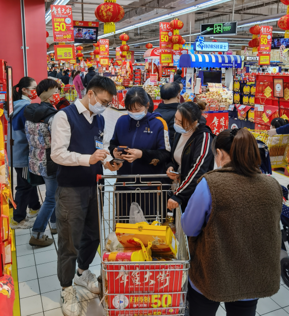 家樂(lè)福春節(jié)不打烊 服務(wù)是零售人不變的堅(jiān)守與熱愛(ài)