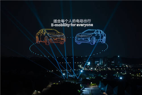 無(wú)人機(jī)秀“熱潮”：從點(diǎn)燃“夜生活”到無(wú)限可能