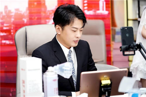 辛選創(chuàng)始人辛巴辛有志強(qiáng)調(diào)專業(yè)化，從多個(gè)維度來打造高專業(yè)性的主播團(tuán)隊(duì)