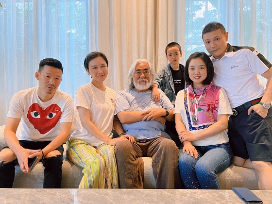 歌手白雪攜男友原藝三亞迎賓客，張紀(jì)中一家前來團(tuán)聚慶春節(jié)