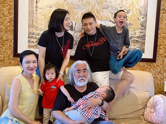 歌手白雪攜男友原藝三亞迎賓客，張紀(jì)中一家前來團(tuán)聚慶春節(jié)