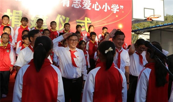 民間公益力量崛起，辛巴在“助學(xué)興教”上的成績(jī)備受關(guān)注