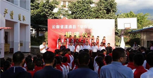 一個慈善企業(yè)家可以獲得多少榮譽？快來看看辛巴的“獎狀墻”