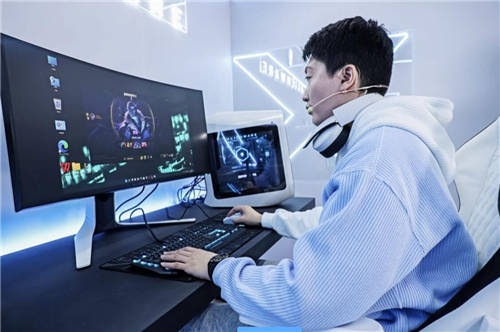 斗魚直播間，管澤元與ALIENWARE一同“開戰(zhàn)”