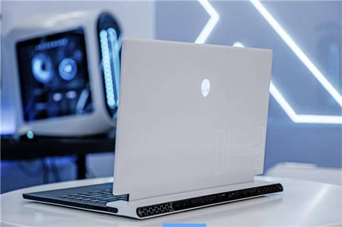 斗魚直播間，管澤元與ALIENWARE一同“開戰(zhàn)”