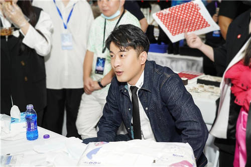 辛巴辛有志：有情懷有韌勁對(duì)辛選主播來(lái)說(shuō)很重要