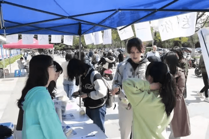 青團(tuán)社「手工活」，讓浙大教授家屬和國(guó)際友人都舉手報(bào)名
