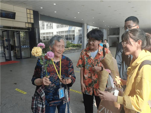 青團(tuán)社「手工活」，讓浙大教授家屬和國(guó)際友人都舉手報(bào)名