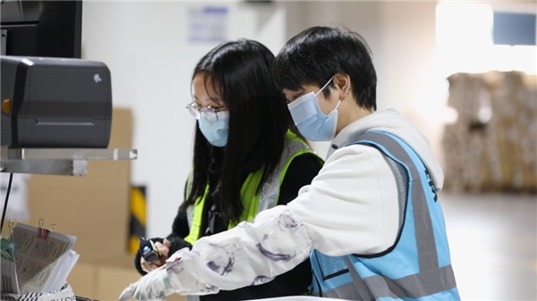 海柔創(chuàng)新使用機(jī)器人技術(shù)，幫助中老年人再就業(yè)