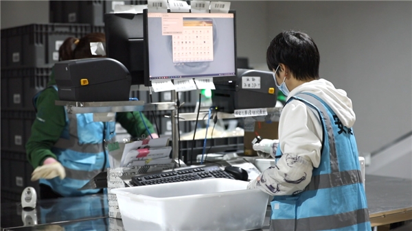 海柔創(chuàng)新使用機(jī)器人技術(shù)，幫助中老年人再就業(yè)