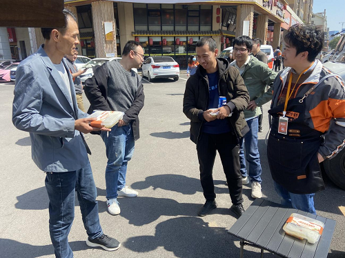 貨拉拉打造“貨車食堂”免費餐車，走上長沙街頭喊司機師傅按時吃飯