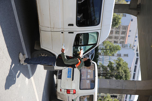 貨拉拉打造“貨車食堂”免費餐車，走上長沙街頭喊司機師傅按時吃飯