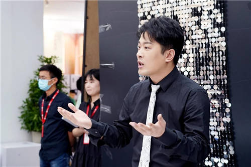 捐出的是財物，播下的是希望，看辛巴如何公益助學(xué)