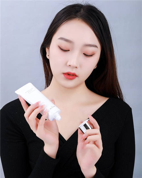 丸碧至美琉光潔顏乳，輕松洗出細(xì)膩舒爽好肌膚