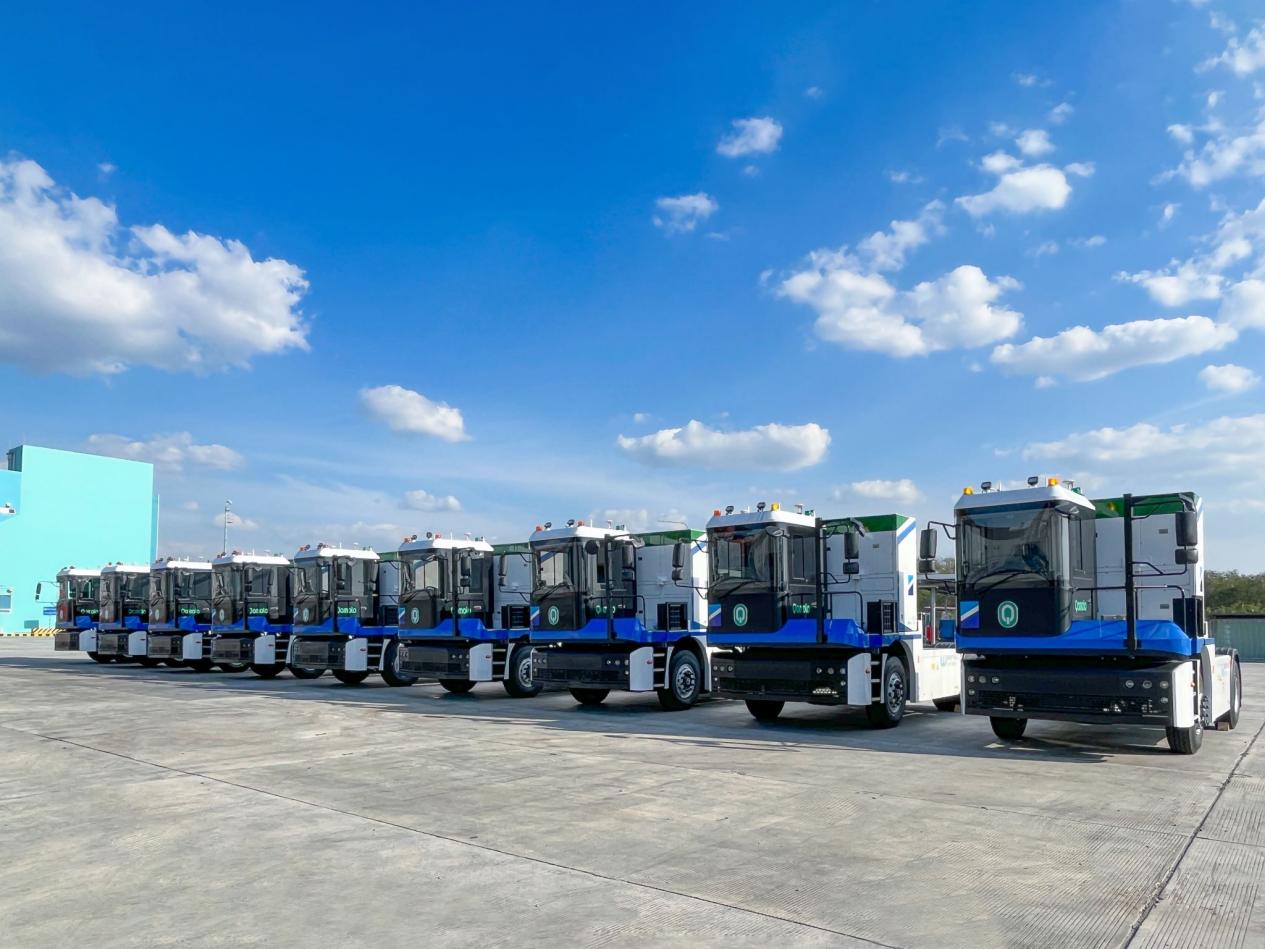 2022年12月，智能網(wǎng)聯(lián)新能源重卡E-Truck抵達泰國林查班港.jpg