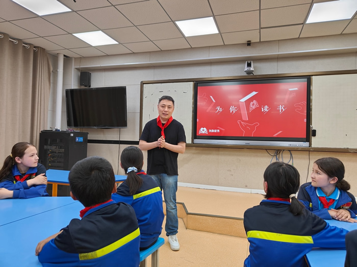 新疆師范大學教授、中國美術(shù)家協(xié)會會員馬誠帶來主題課堂.jpg
