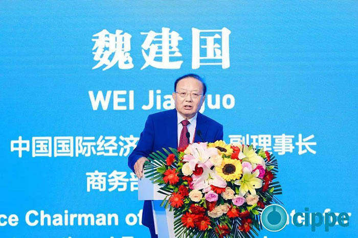 中國國際經(jīng)濟(jì)交流中心副理事長，商務(wù)部原副部長魏建國出席開幕式并發(fā)表大會主旨講話.jpg