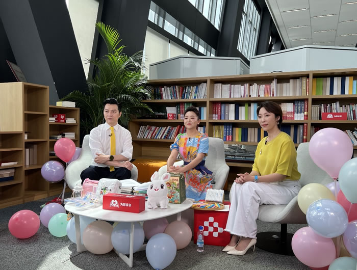 拼多多副總裁、“為你讀書”公益捐贈行動負(fù)責(zé)人侯凱笛做客直播間，講述捐贈背后的故事.jpg