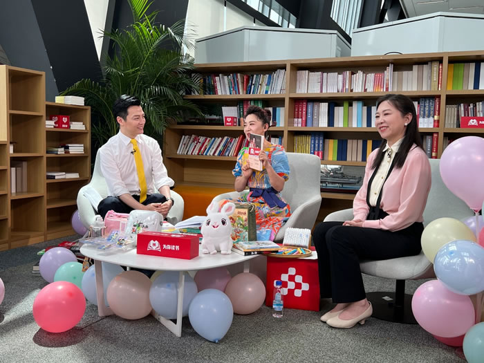北京電影學(xué)院副教授、編劇葛競受邀來到直播間，與觀眾分享創(chuàng)作體會.jpg