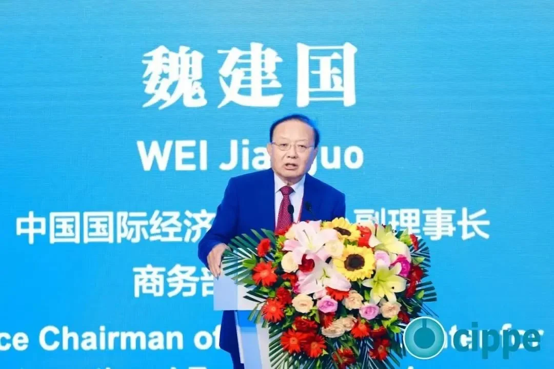 中國國際經濟交流中心副理事長、商務部原副部長魏建國出席開幕式并發(fā)表大會主旨講話.jpg