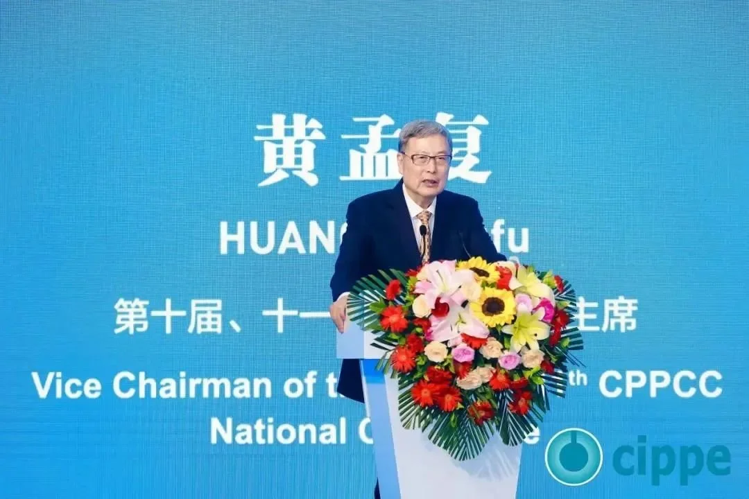 第十屆、第十一屆全國政協(xié)副主席黃孟復出席開幕式并宣布大會開幕.jpg