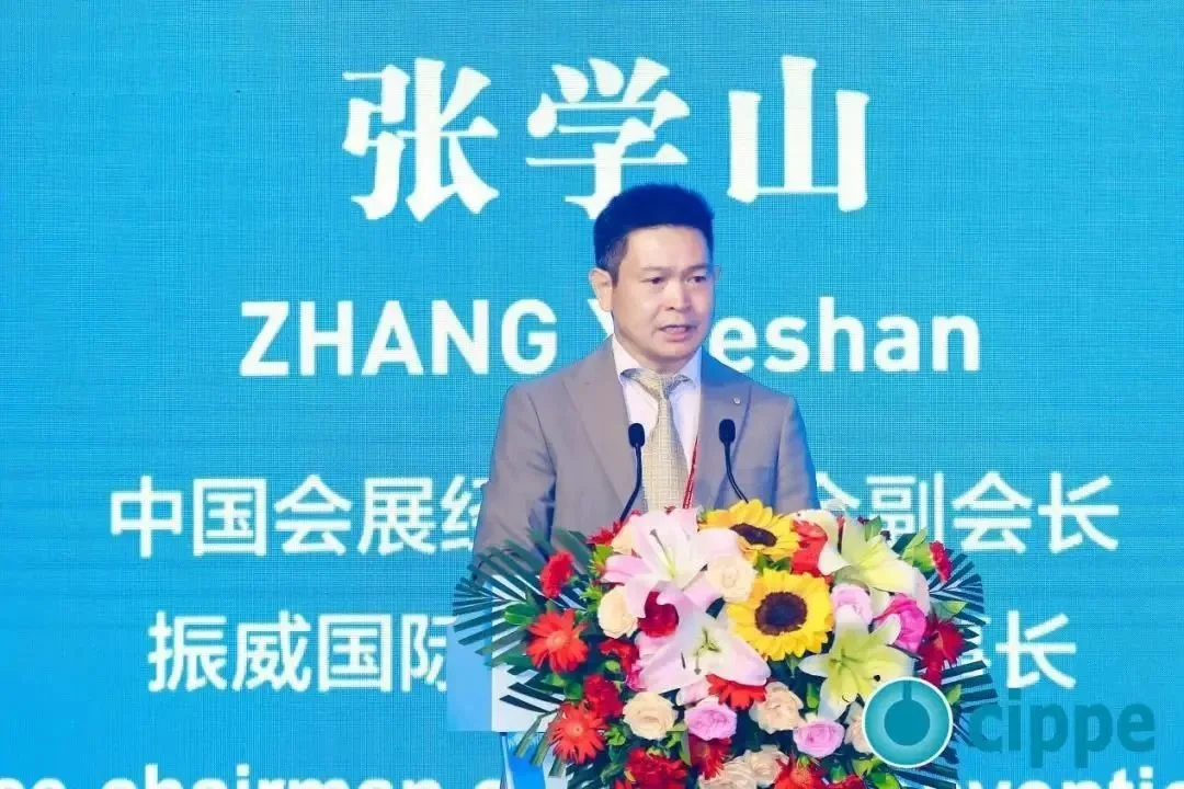 中國會展經濟研究會副會長、振威國際會展集團董事長張學山主持開幕式.jpg