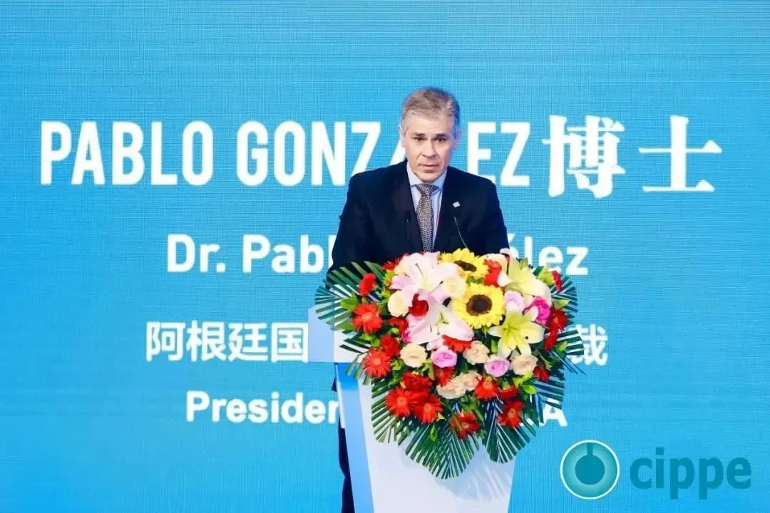 阿根廷國家石油公司總裁、博士PABLO GONZáLEZ出席開幕式并致辭.jpg