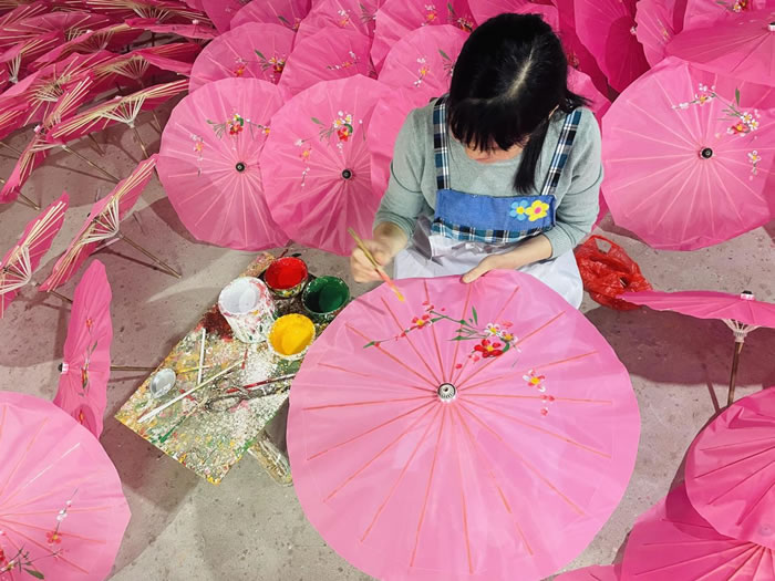 周漢宇將以齊白石為代表的湘潭民間繪畫風(fēng)格移植到石鼓油紙傘的傘面上，完成油紙傘從實(shí)用到藝術(shù)的功能轉(zhuǎn)型.jpg