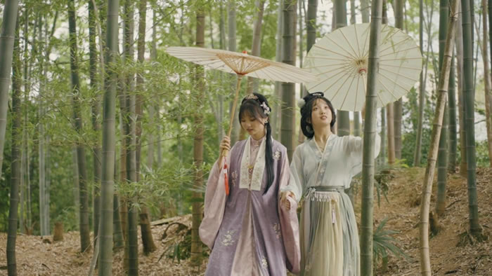油紙傘幾乎成為古風(fēng)攝影的標(biāo)配。周樂介紹，自己拼多多店鋪的主要用戶集中在15-25歲的年輕人群體.jpg