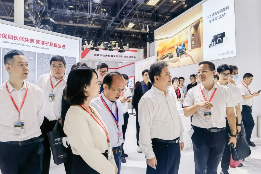 住建部黨組成員、副部長秦海翔，住建部科技與產(chǎn)業(yè)化發(fā)展中心陳偉副主任陪同.jpg