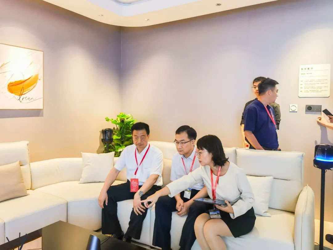 住建部工程質(zhì)量安全監(jiān)管司韓煜副司長，新疆省住建廳黨組書記李宏斌.jpg