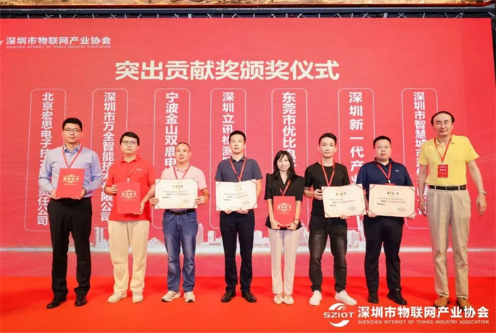 國家高層次人才、清華大學王興軍教授為會員單位頒發(fā)突出貢獻獎.jpg