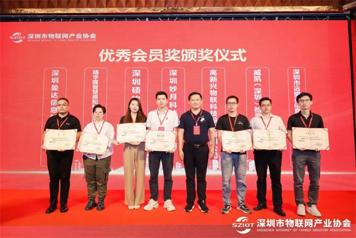 西安電子科技大學深圳研究院常務(wù)副院長鐘春江為優(yōu)秀會員單位頒獎.jpg