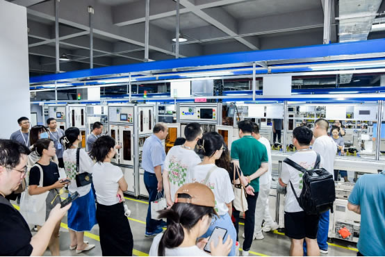 參會嘉賓、媒體參觀愛瑪機電生產(chǎn)車間.jpg