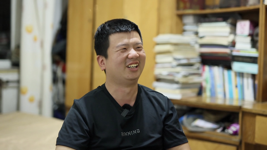 阿里巴巴全球數(shù)學(xué)競賽開講 張益唐勉勵(lì)快遞小哥堅(jiān)持所愛.jpg