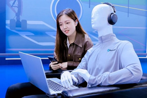 圖4 分享音頻內(nèi)容：通過支持AuracastTM廣播音頻的筆記本電腦、智能手機等設(shè)備，人們可以邀請使用同樣支持AuracastTM廣播音頻耳機的家人、朋友共享音頻.jpg